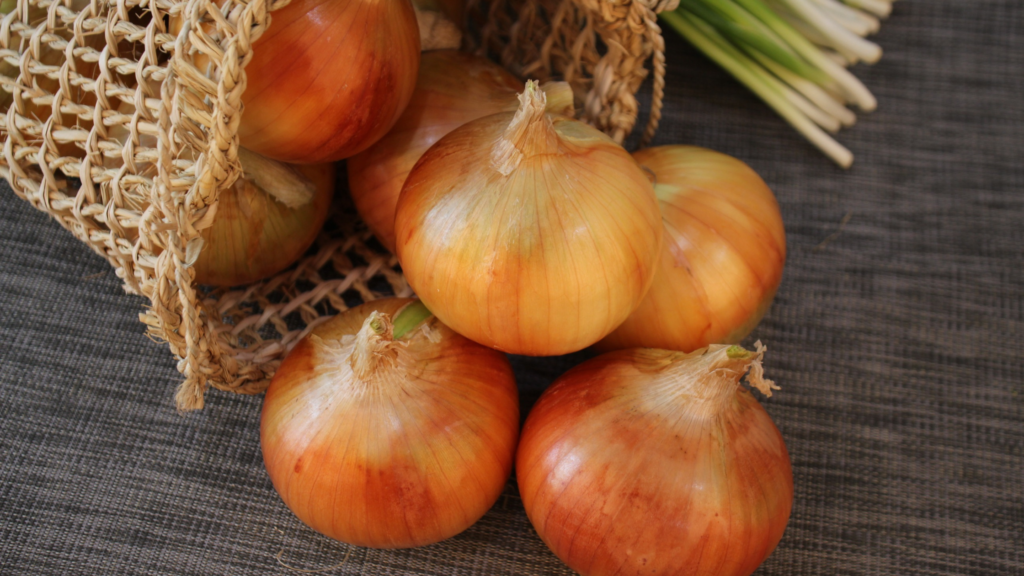 5 Benefits Of Eating Raw Onions For Your Health, Skin, And Hair